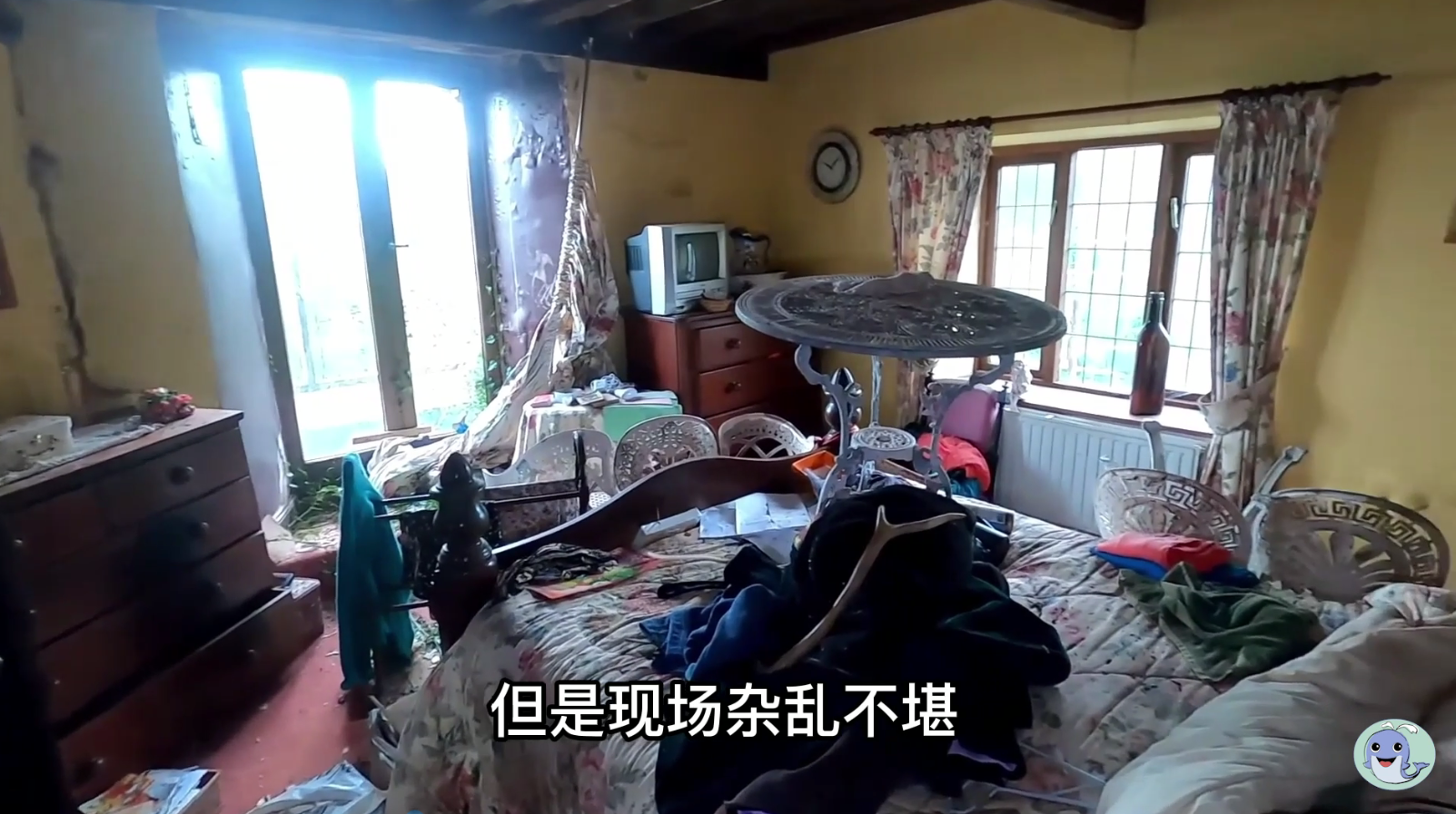 这是一栋被主人遗弃的房屋，价值180万的汽车都不要了
