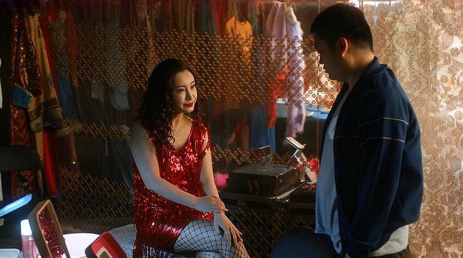 《装台》42岁秦海璐与90后男孩演情侣，这样的爱