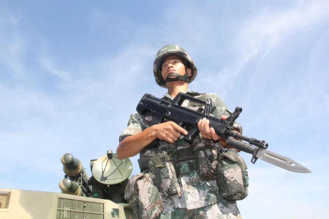 少女酒后跳海轻生，兵哥哥及时出手海中捞人