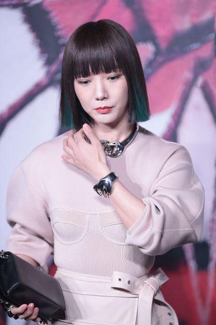 被王珞丹造型惊艳了，绿色bob头配廓形上衣，宛