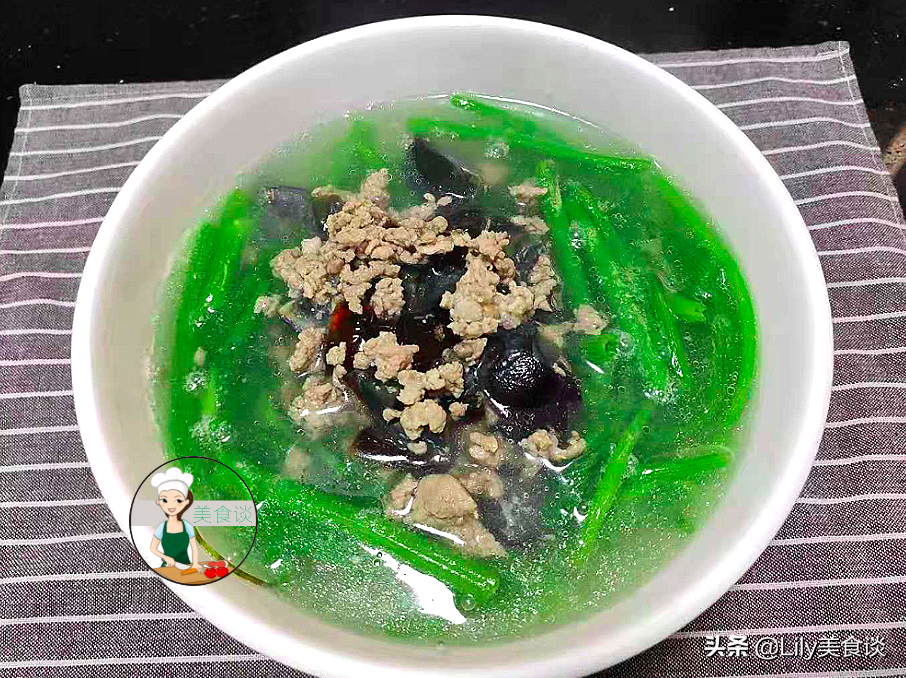 夏天這菜我常買，用手一撕一燙，澆上高湯，清甜爽口，一盤不夠吃