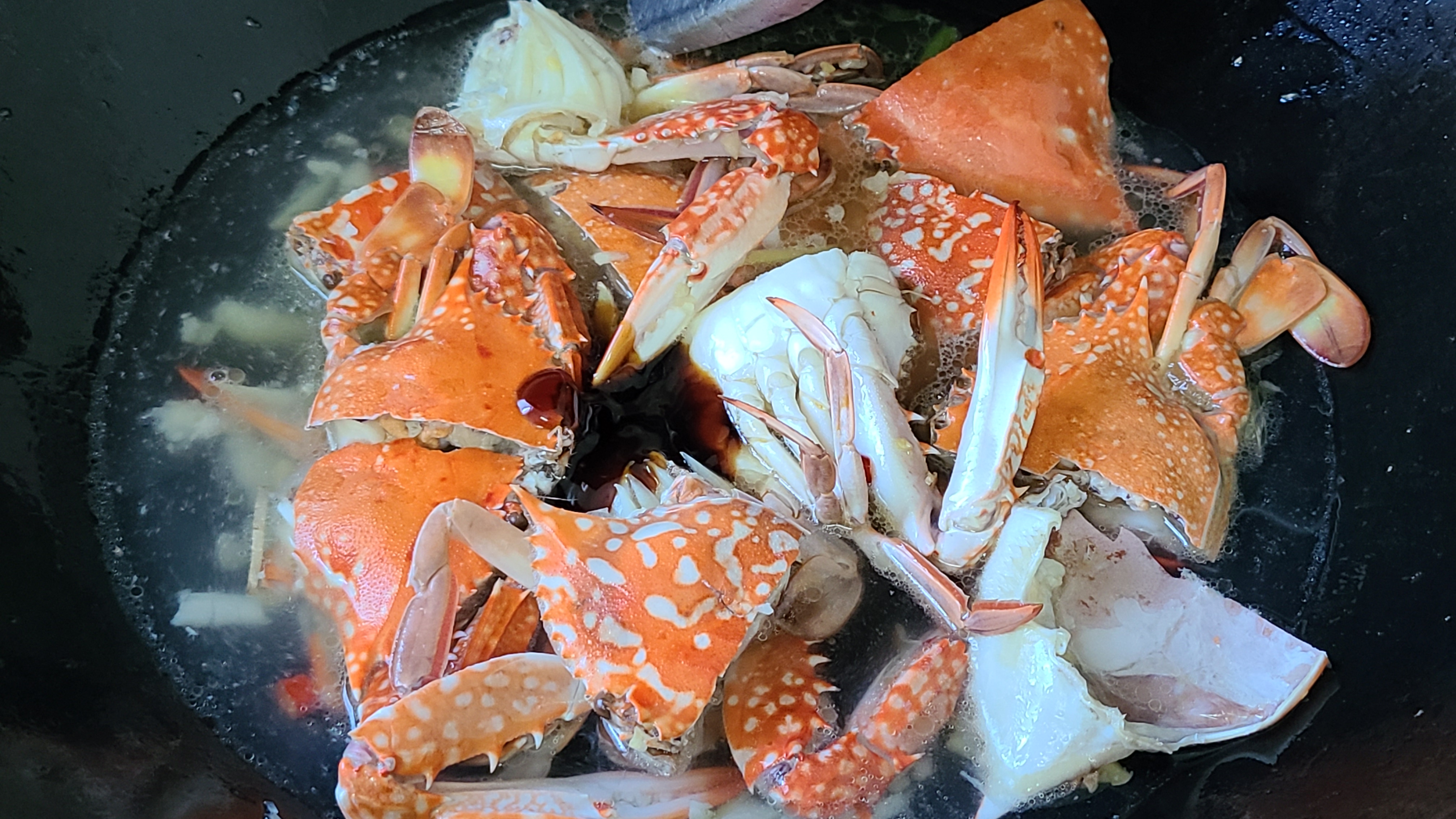 蒜蓉螃蟹的家常做法，很好吃的一道美食，简单美味，想吃就做