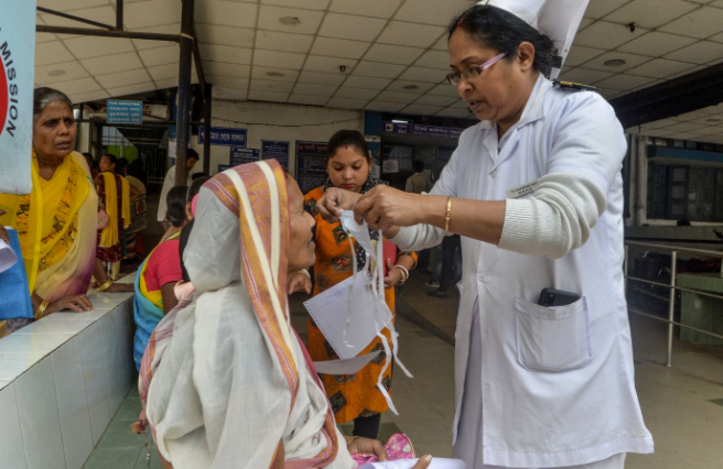 确诊患者直逼千万，印度突然解雇数千名医护人员，引发大规模抗议