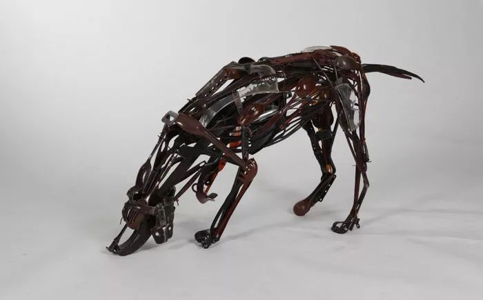 艺术家用塑料垃圾创作动物雕塑，用艺术给予它们新生