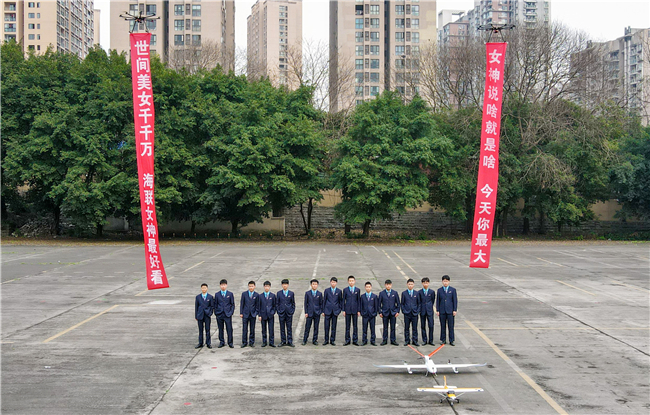 无人机拉横幅送花李焕英剧照还原女神节海联学子花式送祝福