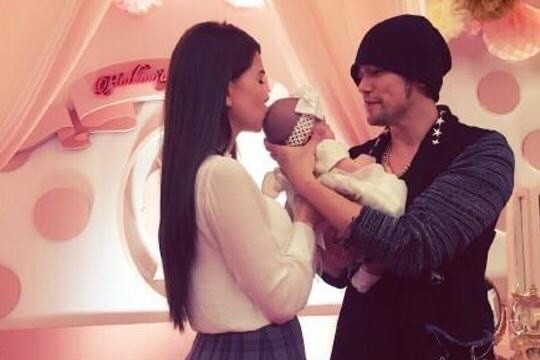 周杰倫女兒學習小提琴，長捲髮淑女樣超可愛，房間佈置豪華溫馨