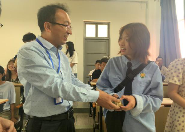 亚洲片中文字幕在线看学长亲手制作月饼送新生