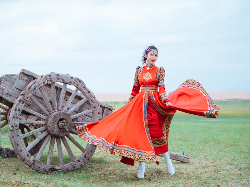 47岁蔡少芬越来越有女人味，与老公穿情侣装太撩了！谁能不羡慕