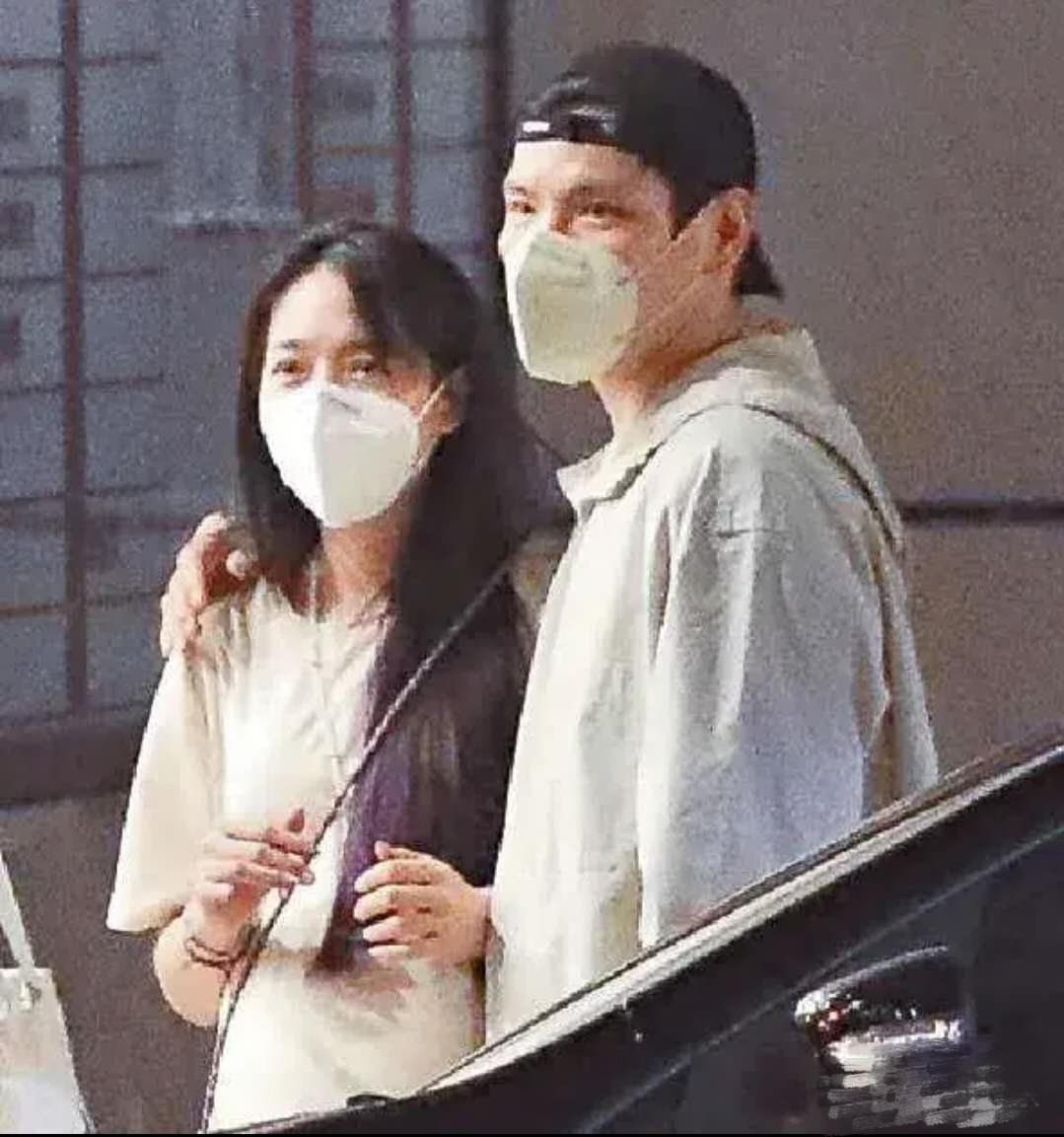 郭碧婷孕肚明显，向佐亲密搂腰现身街头，小两口背影太温馨了