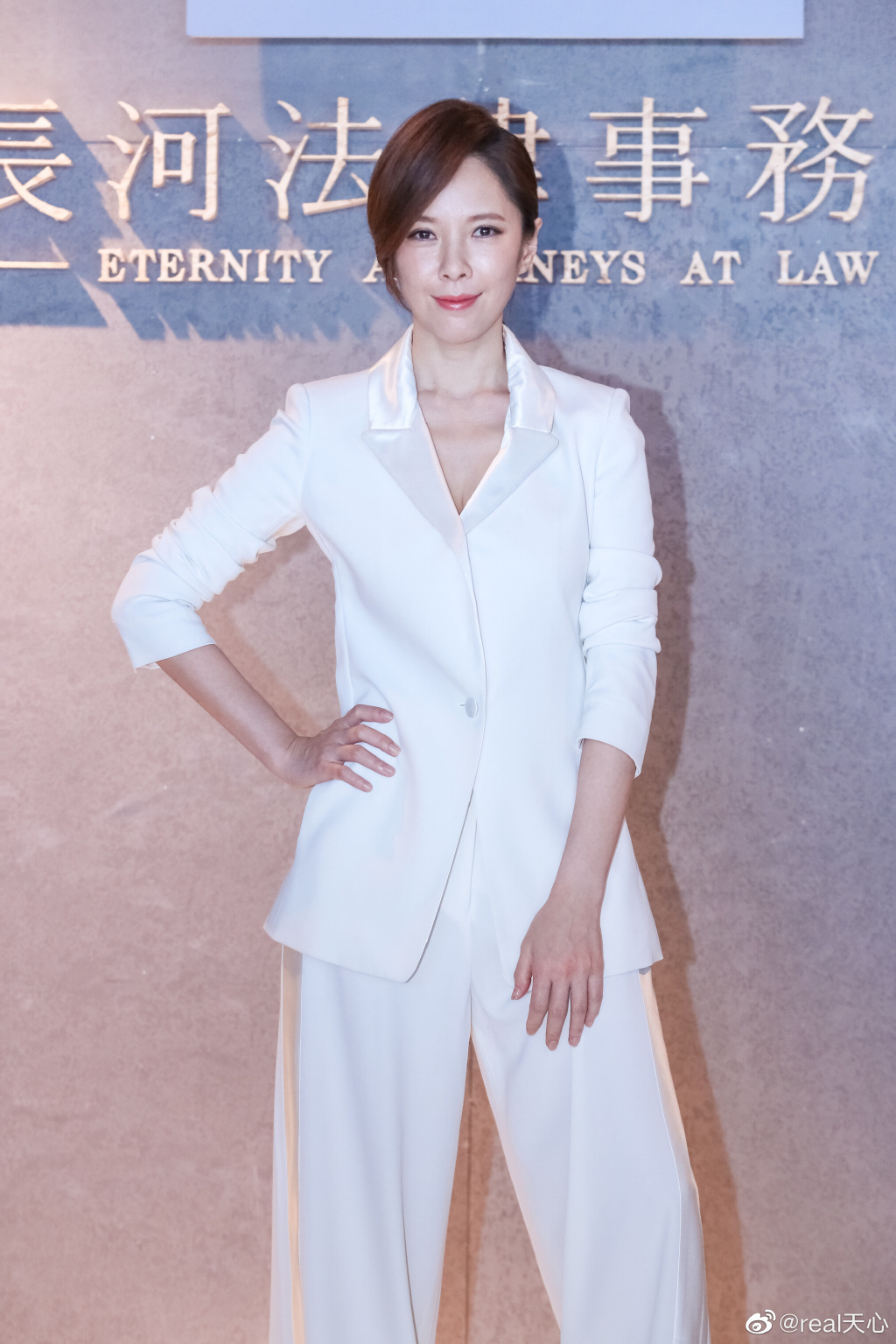 天心年轻时太美了，肩颈线好绝背还薄，和法国