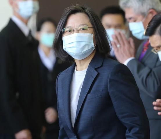 蔡英文穿�龍袍�封面引發關注！ 島內專家給出兩岸統一的時間表