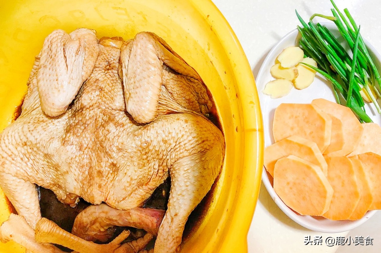 原来电饭锅也能做盐焗鸡，肉嫩软烂，咸香十足，关键做法超省事