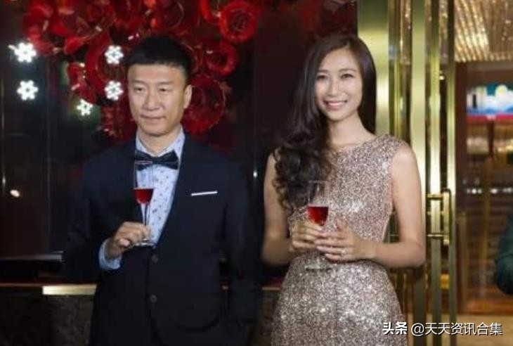 孙红雷与妻子深夜遛弯，网友：雷哥把媳妇养得好，脸都比他胖一圈