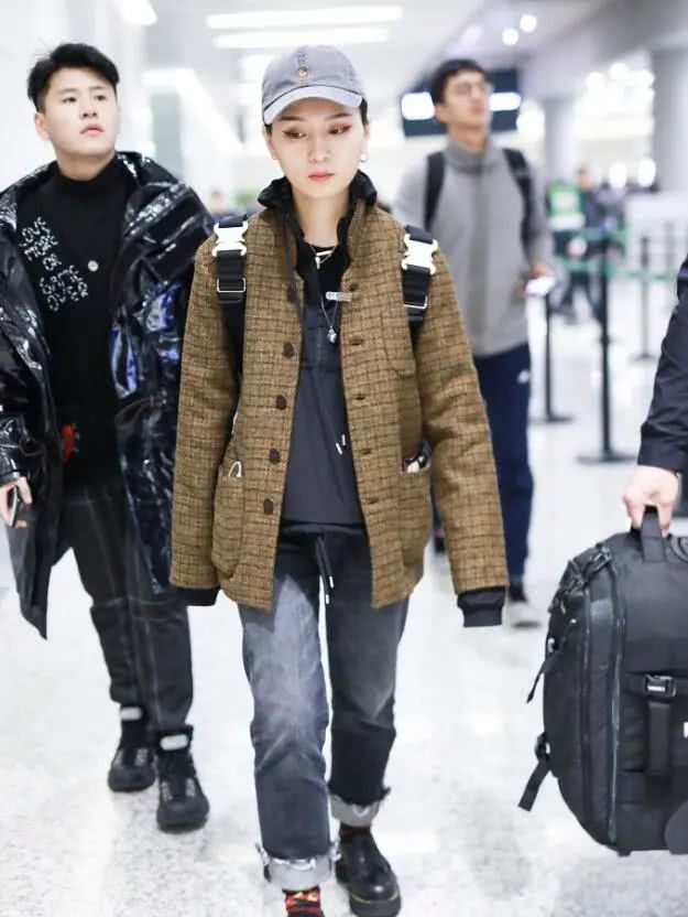 周笔畅素颜暗沉又消瘦，34岁打扮成大妈，让人觉