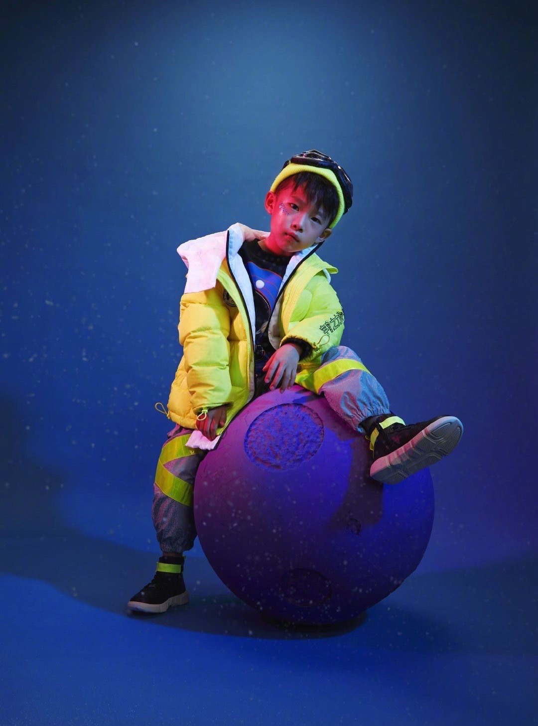 易烊千玺7岁弟弟创造魔方世界纪录，仅学习9个月每天苦练6小时