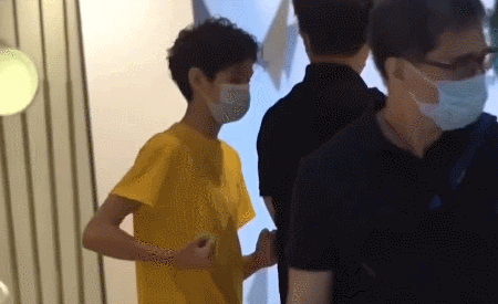 袁詠儀一家三口同框！ 14歲魔童身高矚目，這眉眼超像張智霖