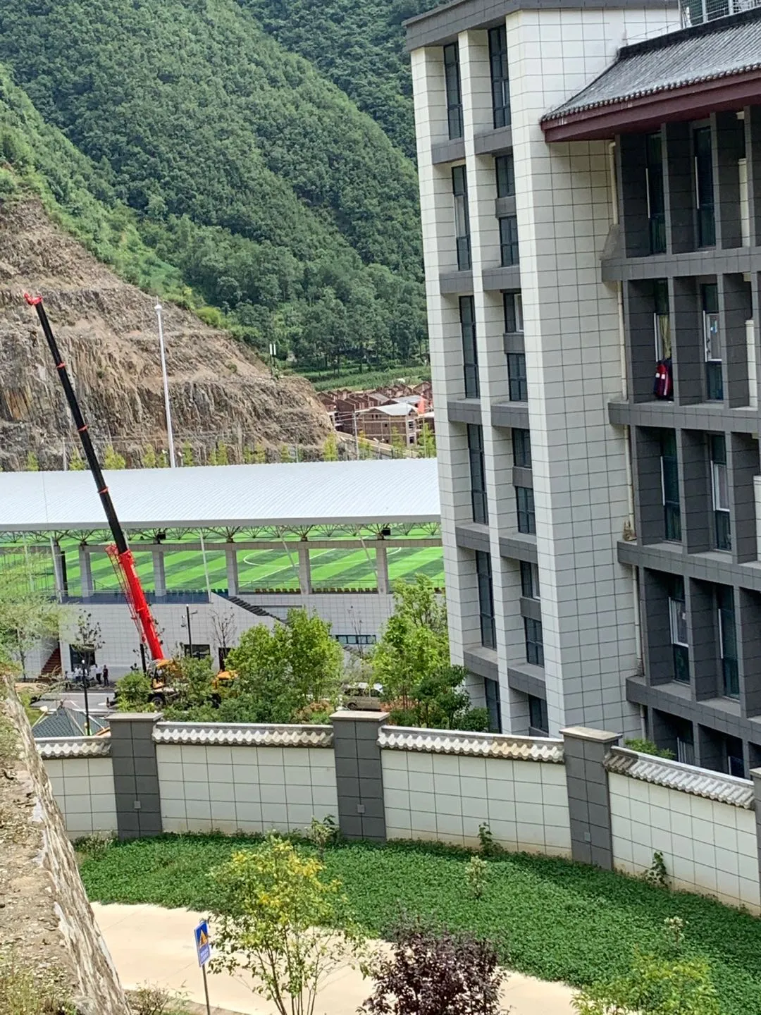 陕西贫困县花7.1亿建豪华中学，喷泉凉亭被火速拆除，中纪委介入调查