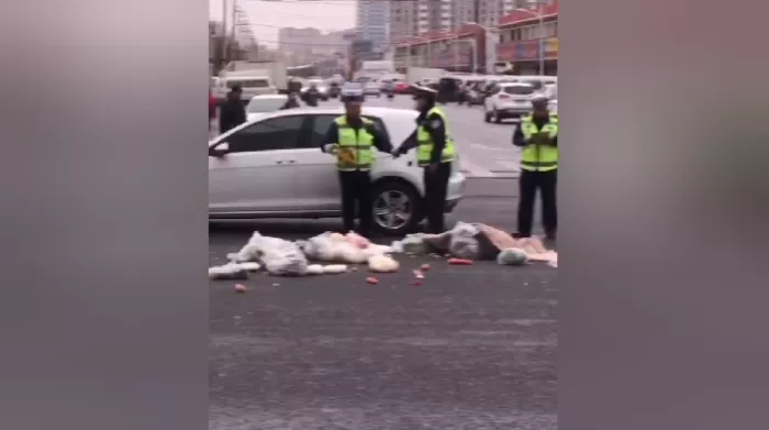 惨不忍睹！呼和浩特市东瓦窑附近白色轿车与三轮车相撞，一女子身亡