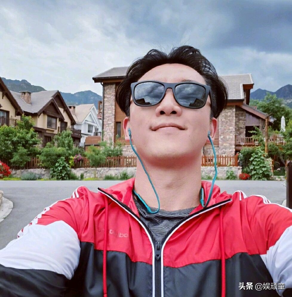 大家都在吃饭，有谁注意郑恺在干什么：自律的让人心疼