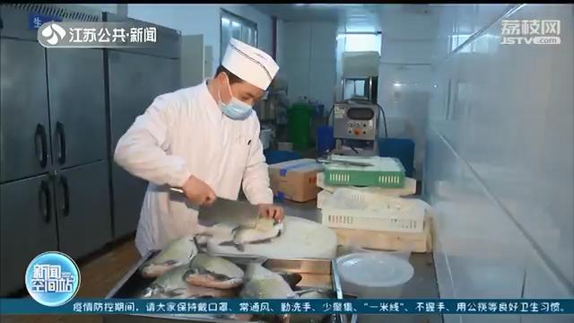 疫情防控不松懈 留守医护人员欢度除夕