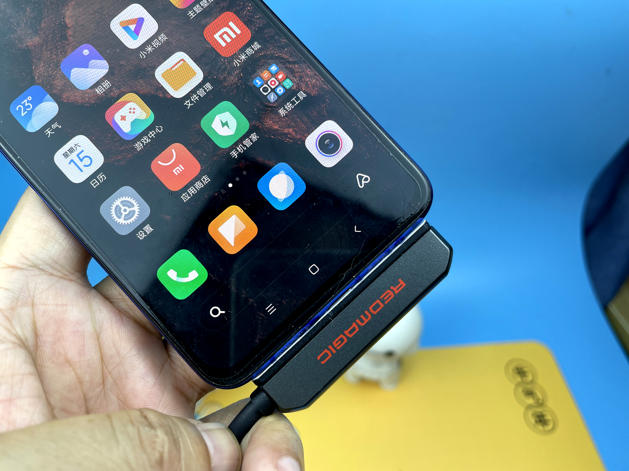 充电、投屏、听声三不误，红魔手游拓展坞