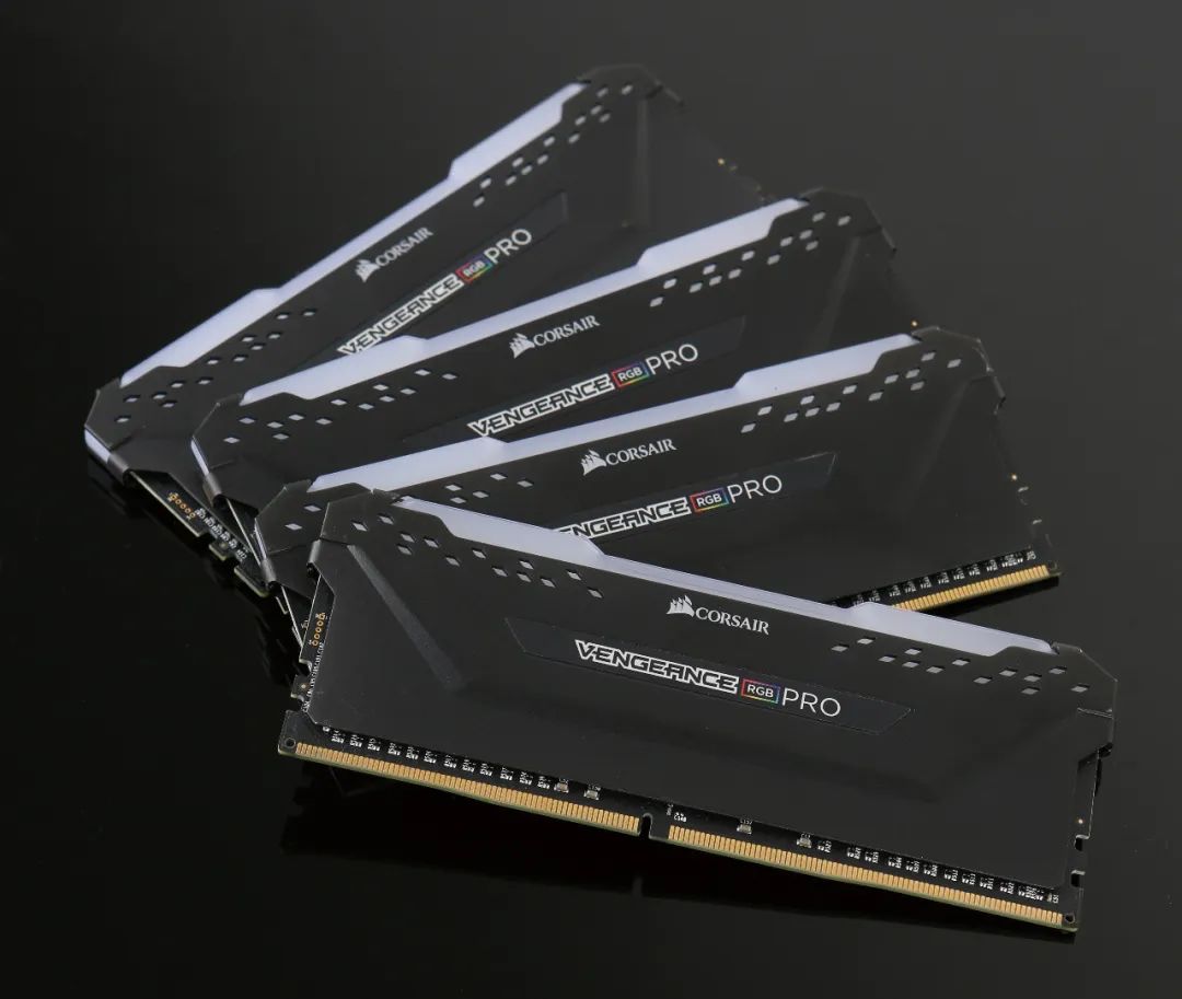超大容量内存有何能耐？把玩美商海盗船VENGEANCE RGB PRO 128GB内存套装
