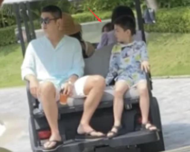 網友偶遇霍思燕杜江衝浪，嗯哼赤腳玩，粉絲被問小女孩說“三不”