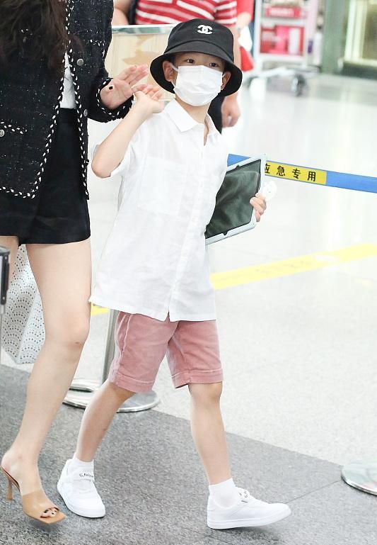 霍思燕一家走机场，夫妻均发福！杜江穿得像女人，嗯哼帽子2千多