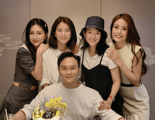 张智霖为袁咏仪庆祝50岁生日，甜喊对方美女，结婚20年恩爱如初