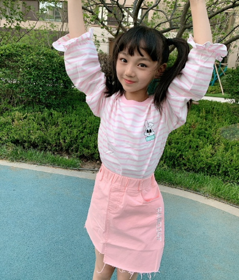 小山竹长大了，小时候的娃娃脸变成瓜子脸，美得让人认不出来了