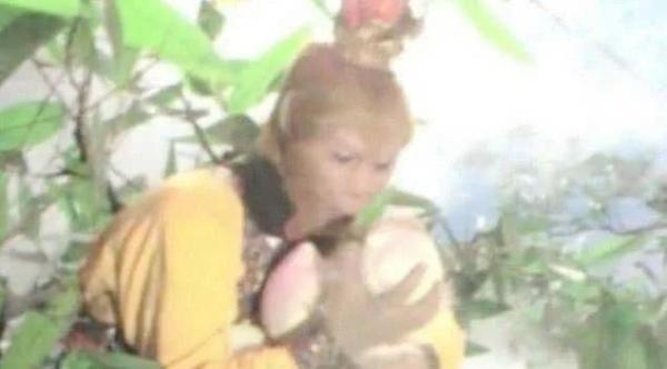 西游记中的蟠桃猴子咬一口扔一个，其实并不是