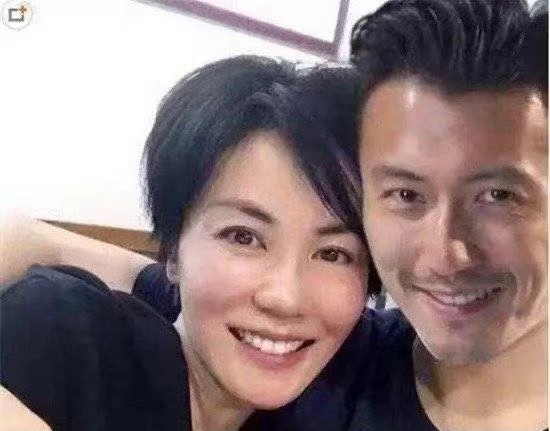 49岁李亚鹏与超模女友秀恩爱，不惧19岁年龄差，亲密像连体婴