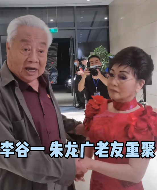 李谷一与朱龙广罕同框！穿紧身裙无一丝赘肉，