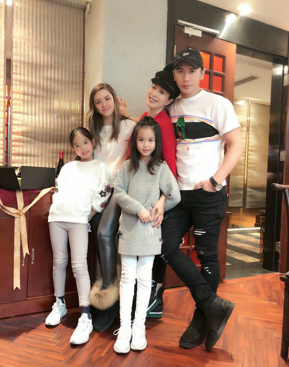 甜馨小考拉Jaden同台走秀超有範兒，李小璐鐘麗緹台下觀看陪女兒