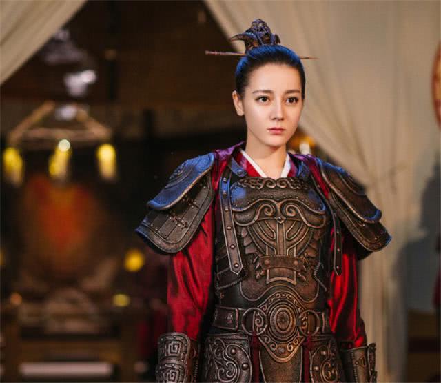 同样是“将军照”，赵露思软萌、杨幂霸气，看