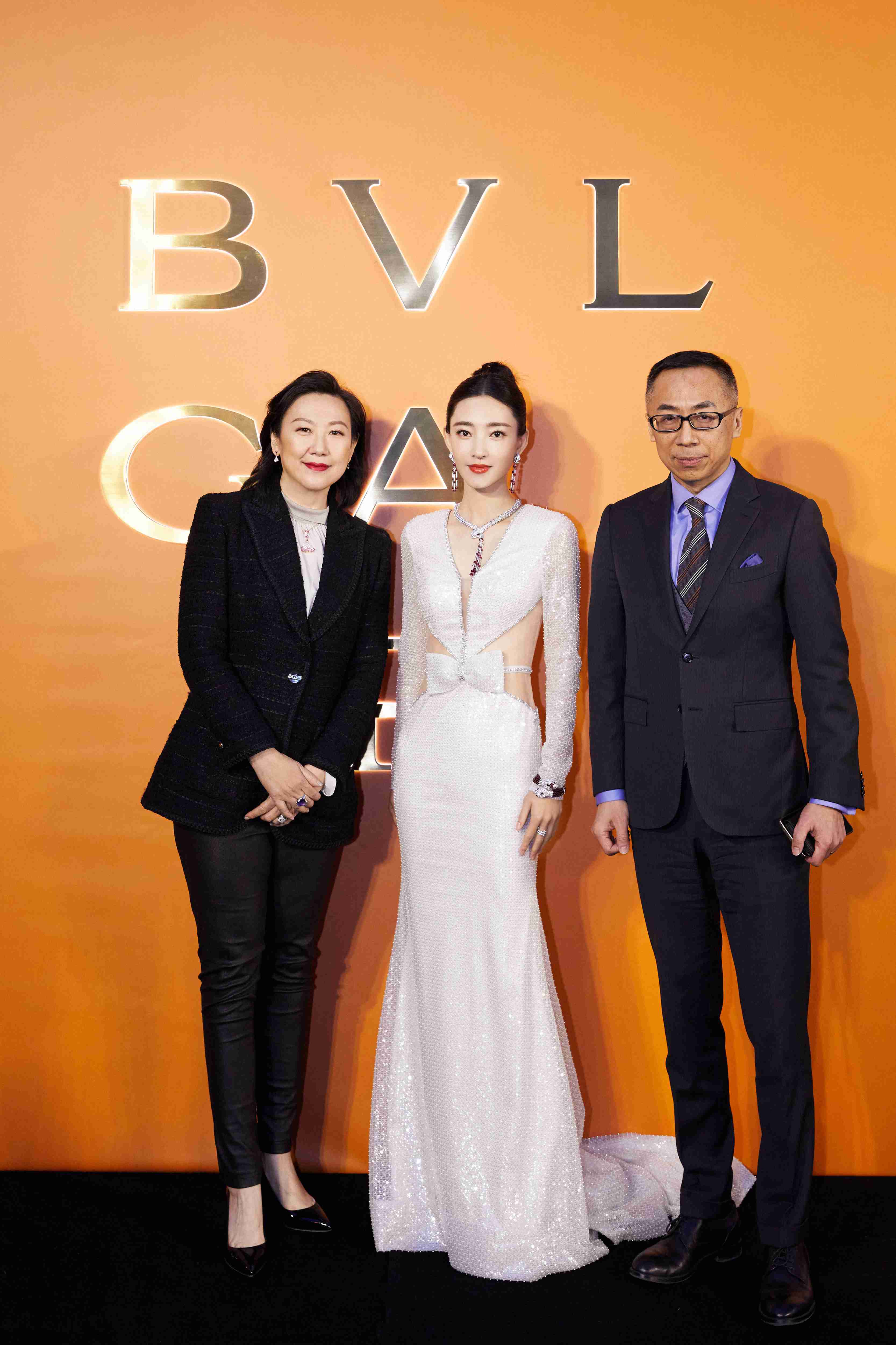 宝格丽蛇形灯光艺术装置闪耀重庆时代广场