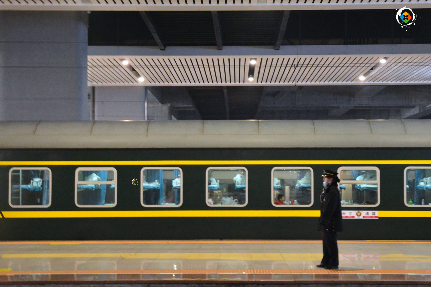 成渝铁路发展历程：普通列车到高铁，票价飙升，最快1小时就能到