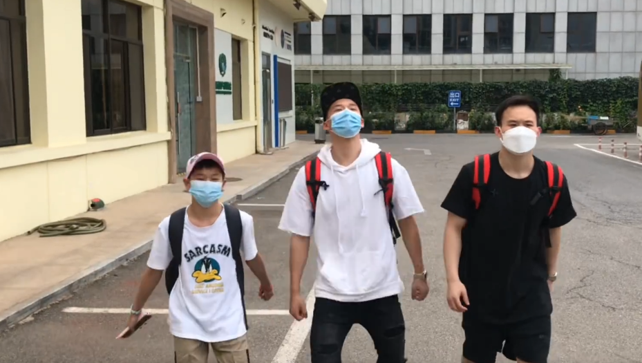 全红婵解封后拍搞笑视频，粉色帽子+工装裤抢镜，网友：谢哥飘了