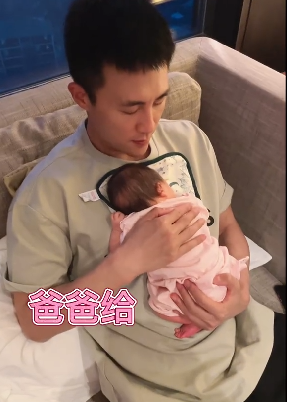 杜淳为女儿庆祝百日，王灿穿露脐装亮相，肚子上的赘肉太真实了