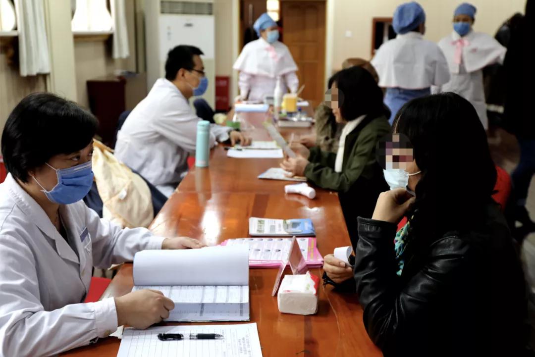 “医、校”联合送健康！东直门医院通州院区健康问诊咨询团队将中医药文化带进潞河中学校园