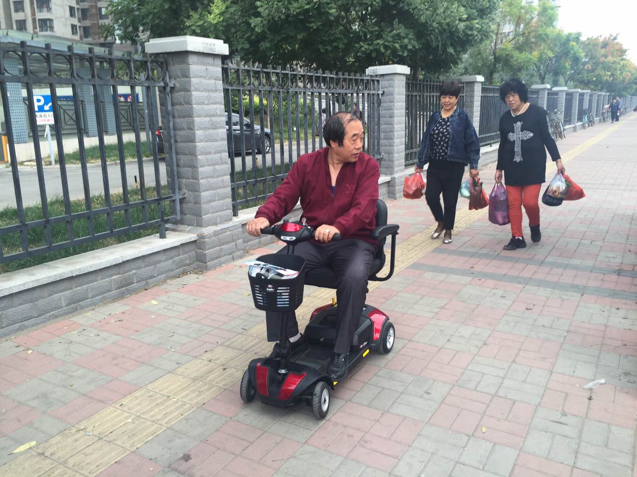 老年人干嘛要用智能电动代步车「开天乐电动」