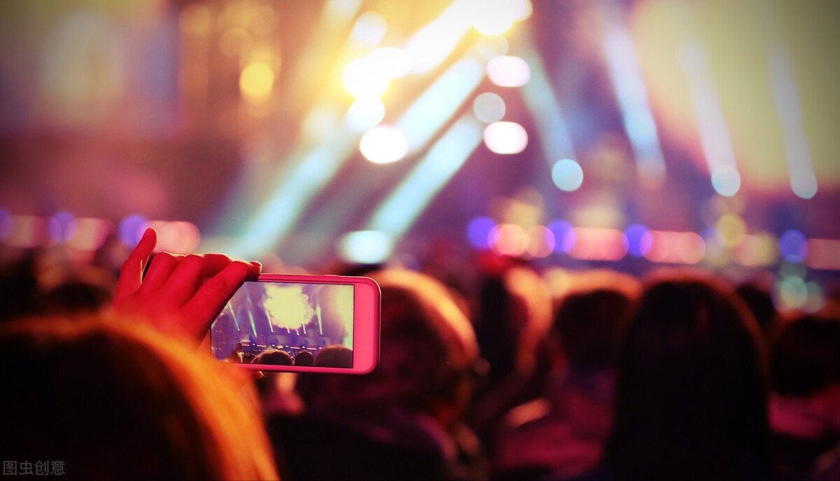 自媒体新玩法才能赚钱，素人依靠广告收入发财太难了