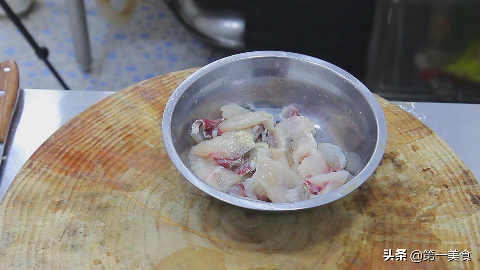 图片[4]-厨师长教你做水煮鱼 辣而不燥 鱼片口感鲜嫩 吃一次忘不了-起舞食谱网