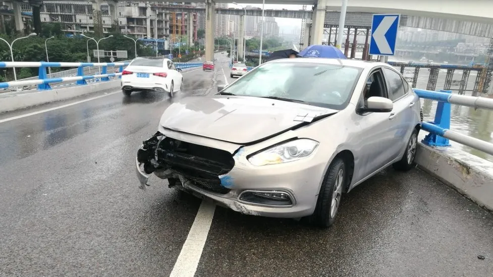 重庆|“我当时被吓懵了，现在回想起还心有余悸。”雨天行车，请谨慎驾驶！