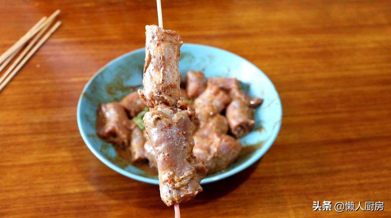 9元买了四根鸭脖子,简单烤一烤,比卤着吃的还好吃,干香有嚼劲