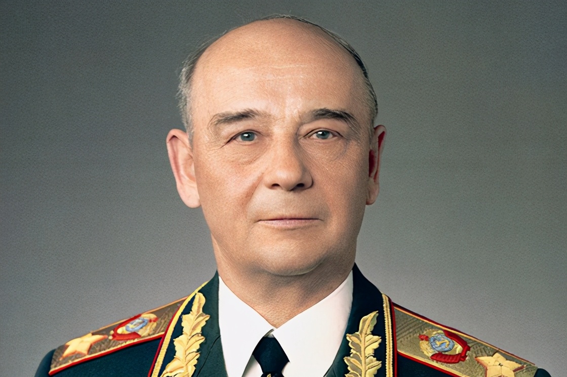 1987年，德国青年鲁斯特驾机突降红场，苏联两千官员被免职