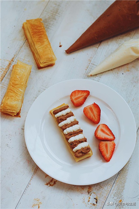 The cake of strawberry Napoleon, build midsummer girl heart, delicious desert is not afraid of fat, happy the most important