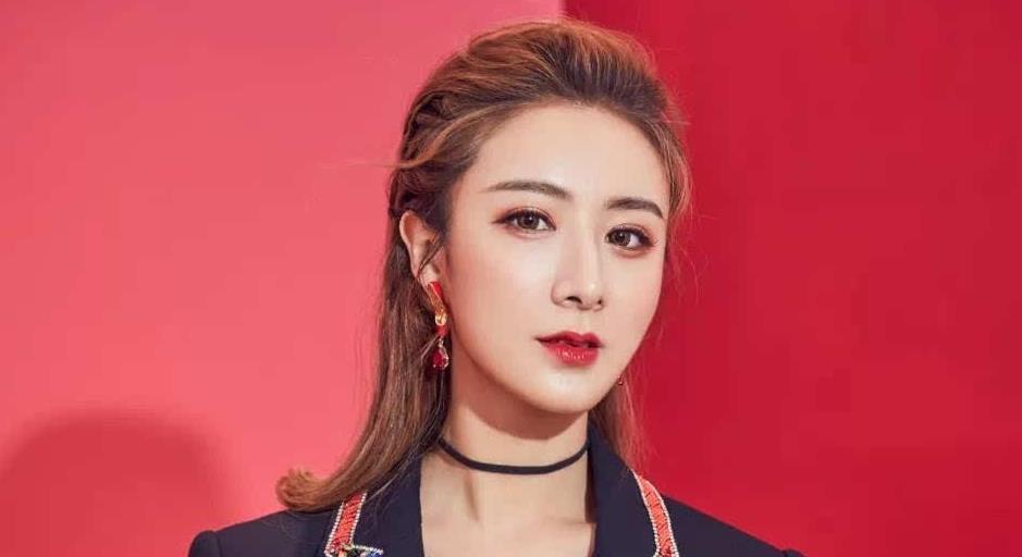 从月薪1200的导购小妹到年入20亿的带货女王，薇娅有多拼？