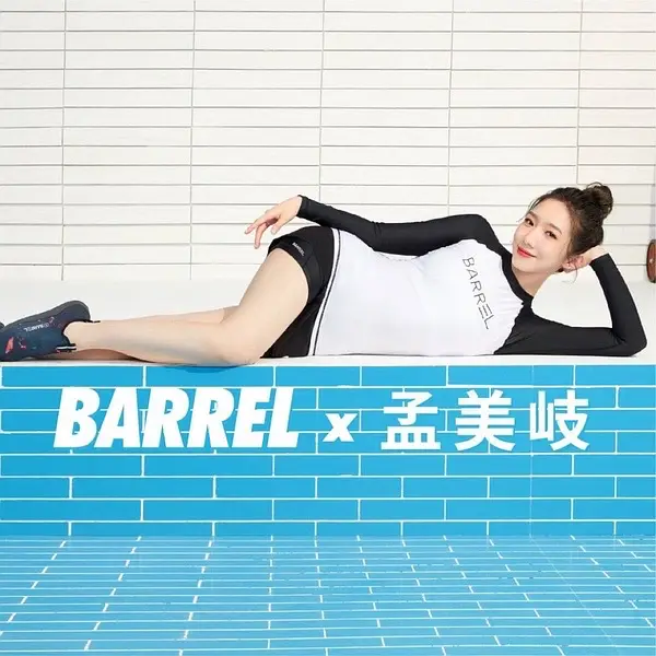 中韩C位代言同款产品:somi性感,而她像“网店童装模特”