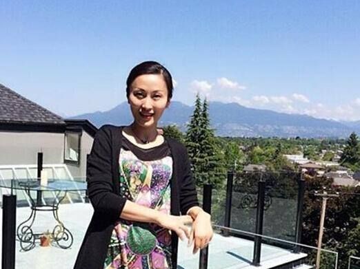 杨子18岁女儿晒毕业照比继母显老，生母陶虹罕见